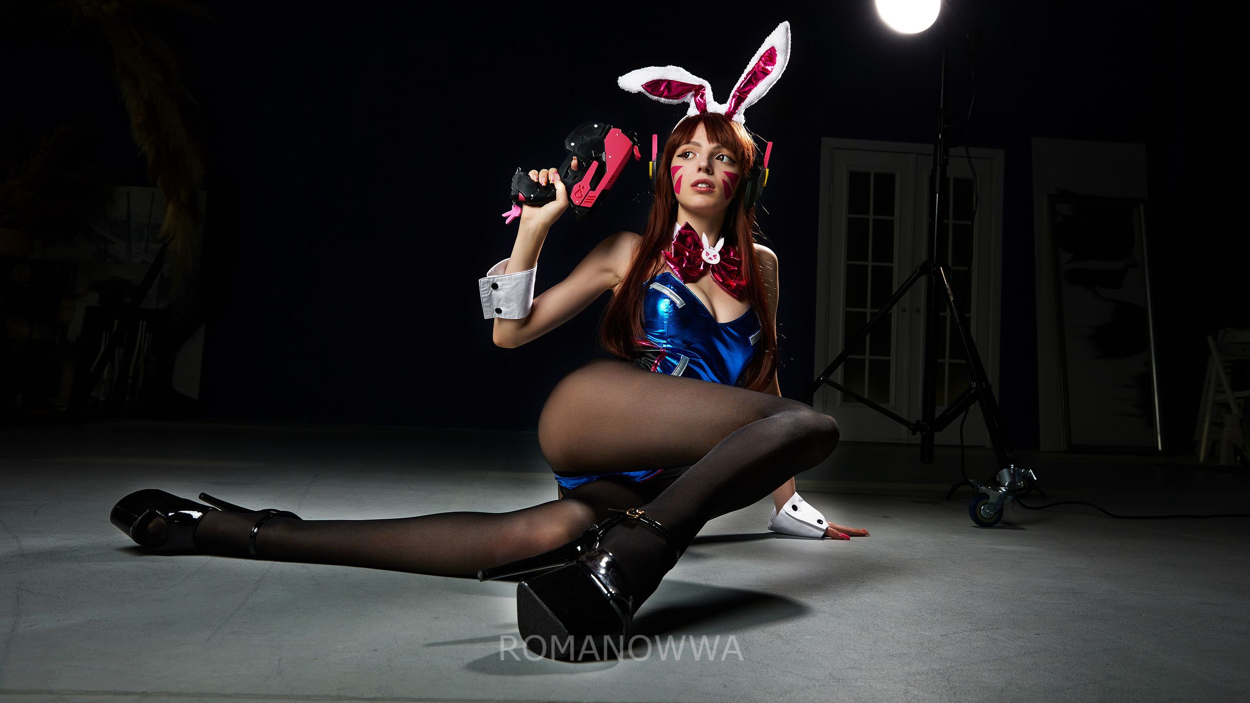 Косплей на D.Va в образе зайчика. Фэндом: Overwatch. Косплеер: ROMANOWWA. Фотограф: druzhininkirillv. Источник: социальные сети модели