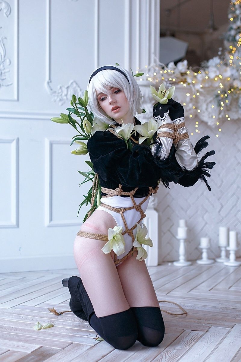 Связанная 2B из NieR: Automata — косплей, от которого захватывает дух. Косплеер: Christina. Фотограф: Ирина Сеидова. Источник: «ВКонтакте».