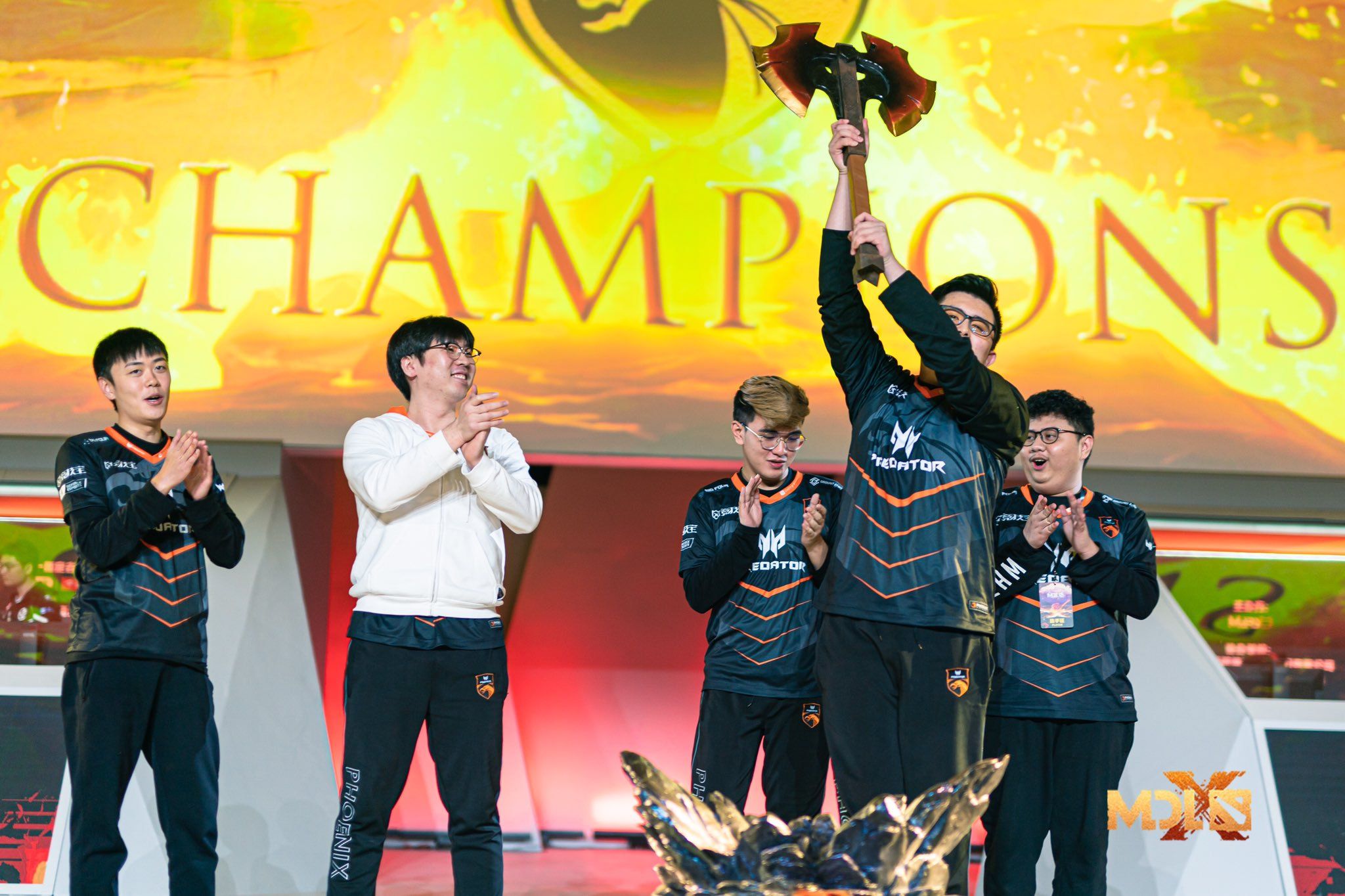 TNC с кубком MDL Chengdu Major | Источник: twitter.com/MarsMedia