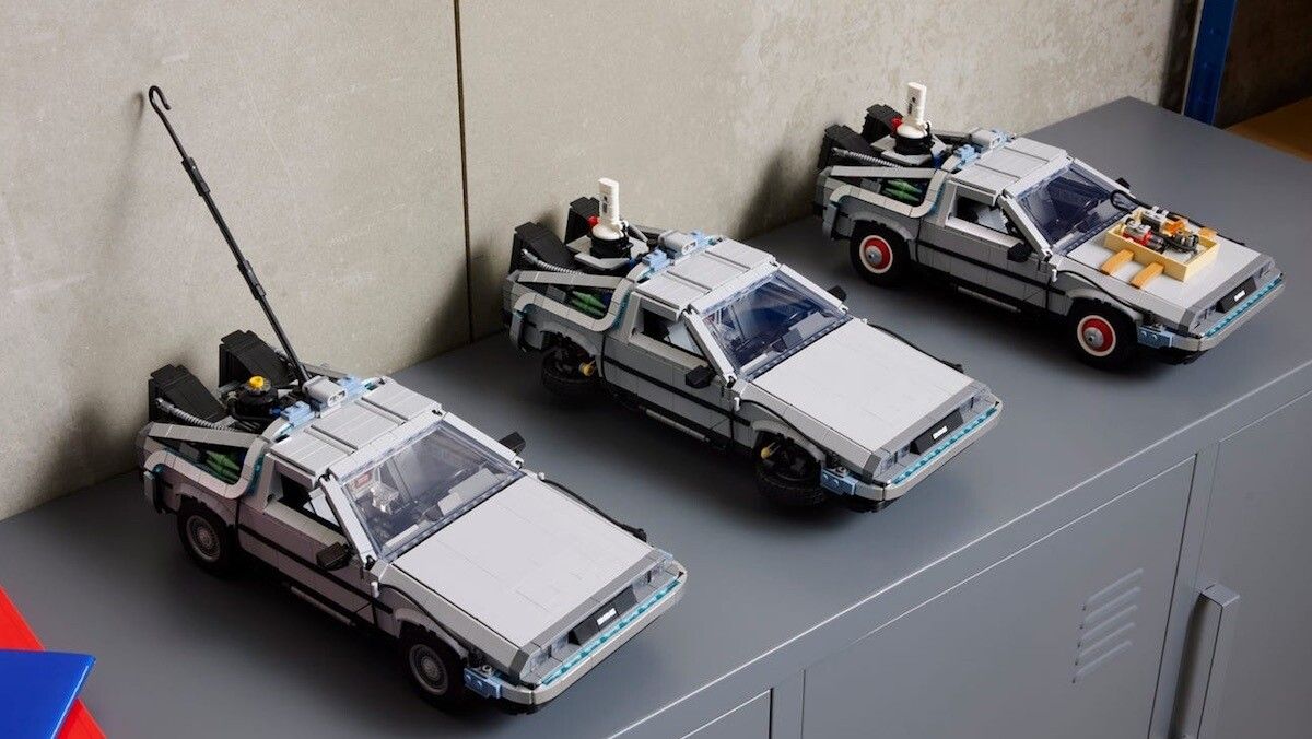 Три версии LEGO с DeLorean из &laquo;Назад в будущее&raquo;