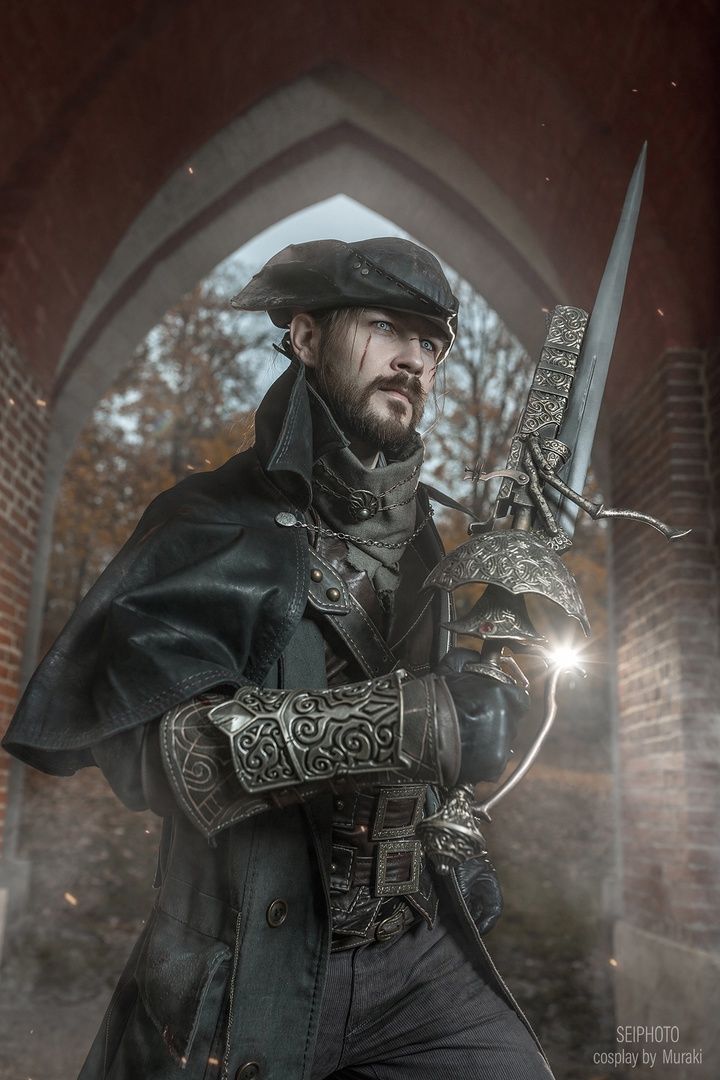 Косплей на персонажей Bloodborne. Охотник: Майкл Мураки. Леди Мария: Анастасия Влюблённая-В-Небо. Церковный служитель: Стас Одинцов. Рыцарь Кейнхёрста: Алина Огольцова. Фотограф: Sei. Источник: vk.com/teramizuki_art