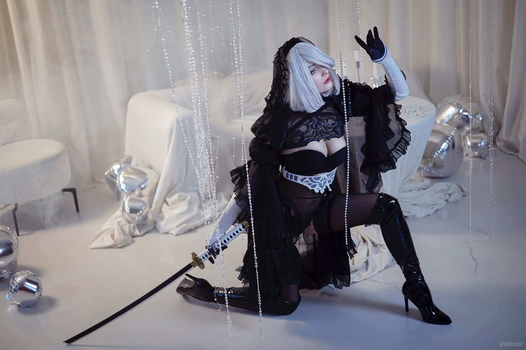 Косплей на 2B из NieR: Automata. Косплеер: Cosniks. Фотограф: Daftezzer. Источник фото: vk.com/club222585128