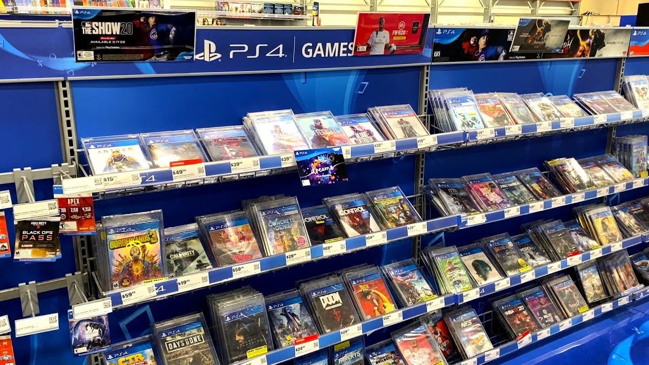 Диски для PS4 на полках магазина