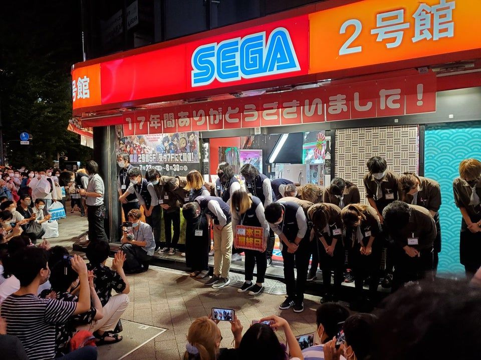 Поклон сотрудников SEGA Akihabara Building 2nd в день закрытия | Источник: reddit.com/r/gaming/