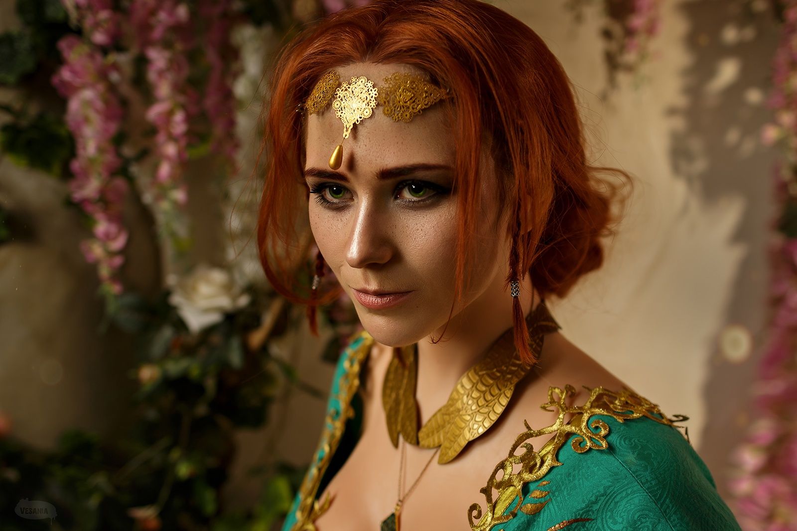 Косплей на Трисс Меригольд в бирюзовом платье с декольте из DLC к The Witcher 3: Wild Hunt. Косплеер: Sokol. Фотограф: VESANIA. Источник: vk.com/sokol_cosplay