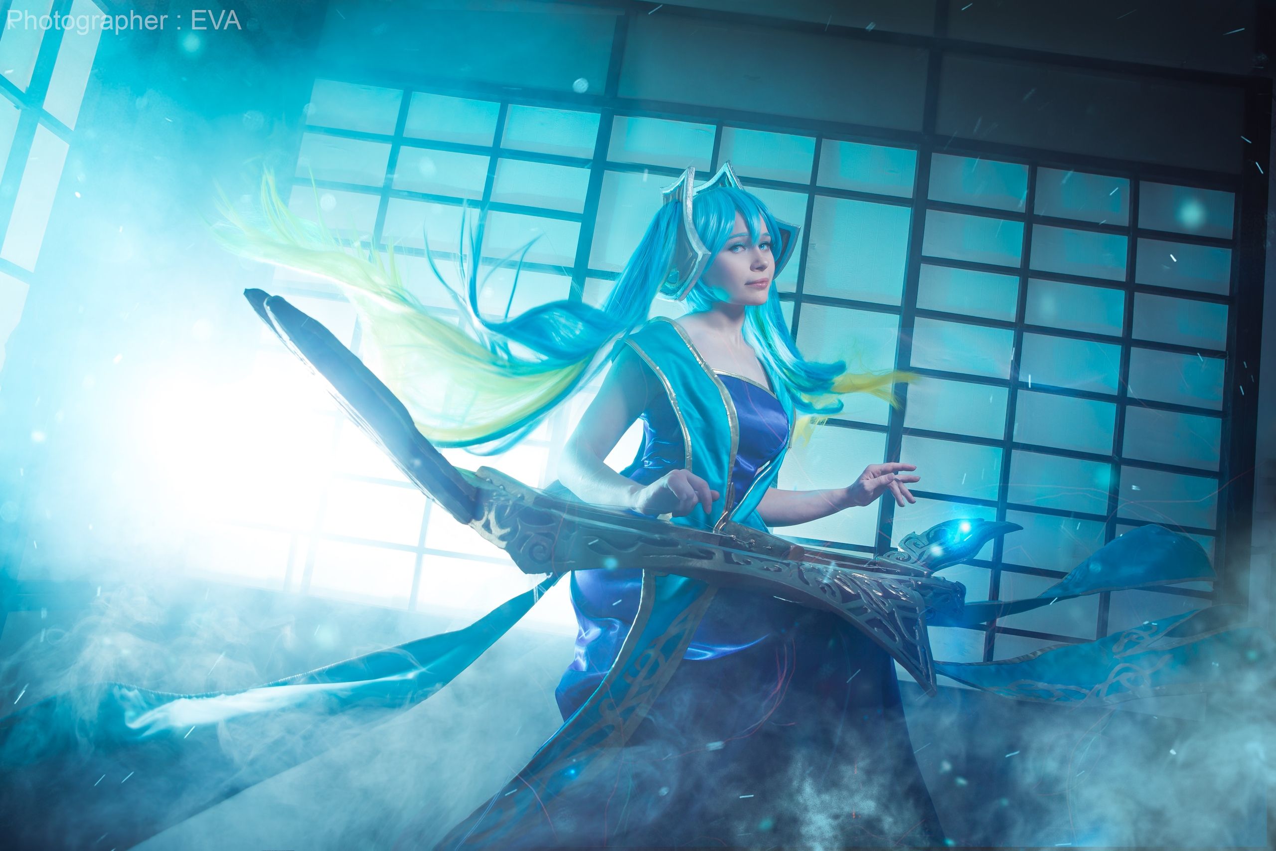 Косплей на Sona из League of Legends. Косплеер: Валерия Арт. Фотограф: Ева Давыдова. Источник: vk.com/eva_cosplay_photo.