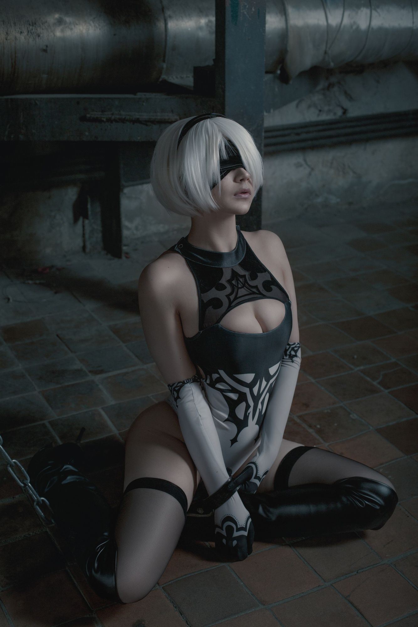 Косплей на 2B из NieR: Automata. Косплеер: Вера OICHI Андреева. Фотограф: Кристина Бородкина. Источник: vk.com/oichidream