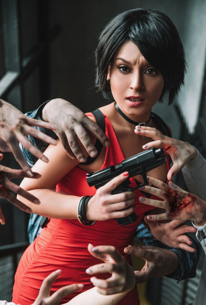 Косплей на Аду Вонг из Resident Evil. Шпионка в красном. Косплеер: Анна Шаховская. Фотограф: Алёна Моган. Источник: vk.com/annshakh