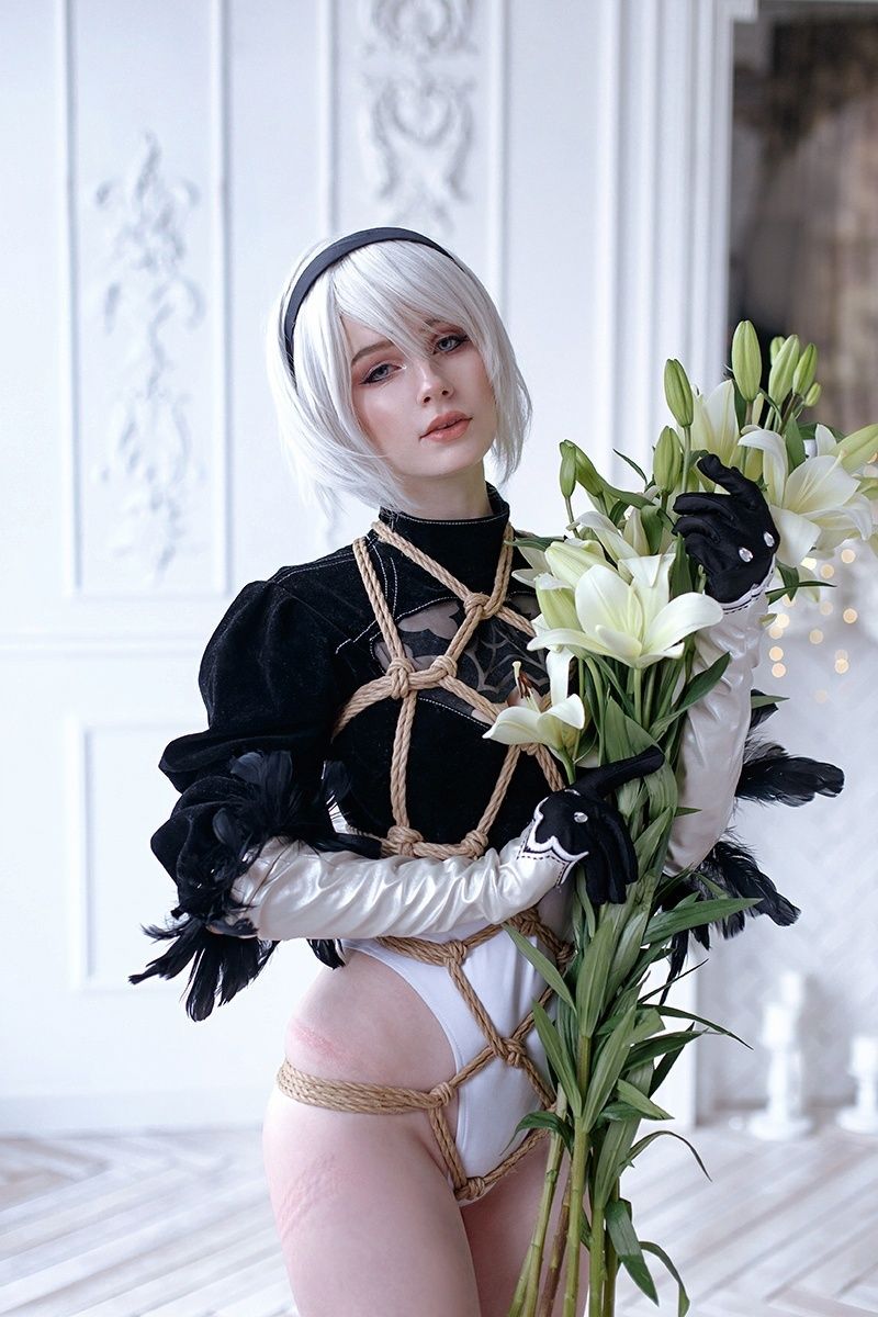 Связанная 2B из NieR: Automata — косплей, от которого захватывает дух. Косплеер: Christina. Фотограф: Ирина Сеидова. Источник: «ВКонтакте».