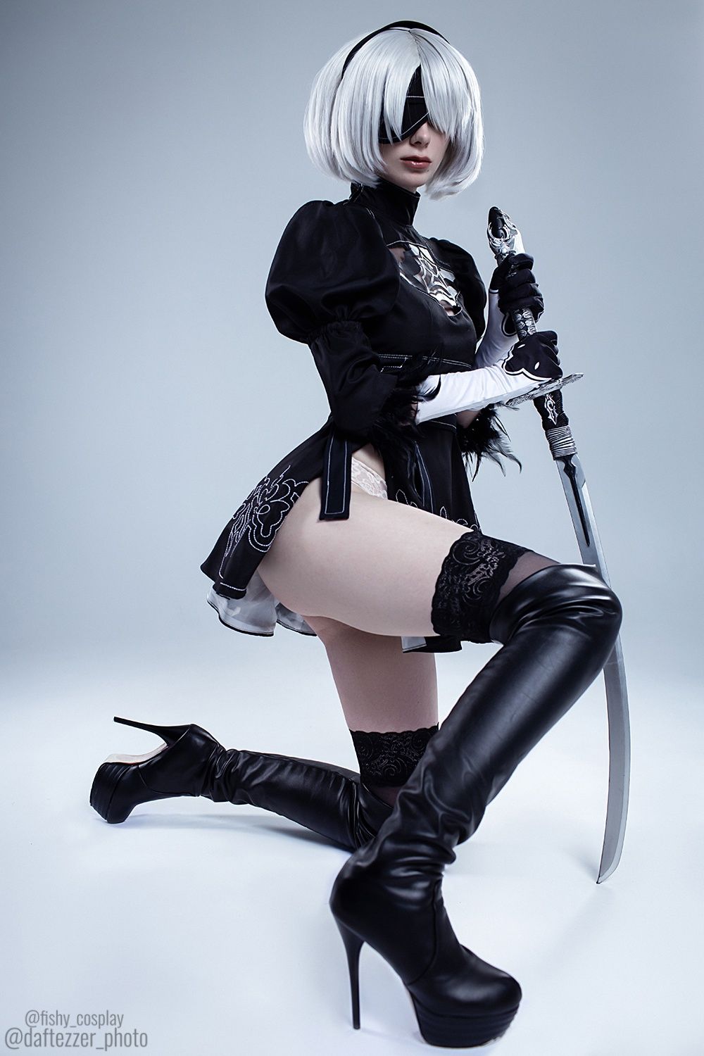 Косплей на 2B из NieR: Automata. Каноничный образ и эротическая фотосессия в латексе. Источник: vk.com/fishycosplay