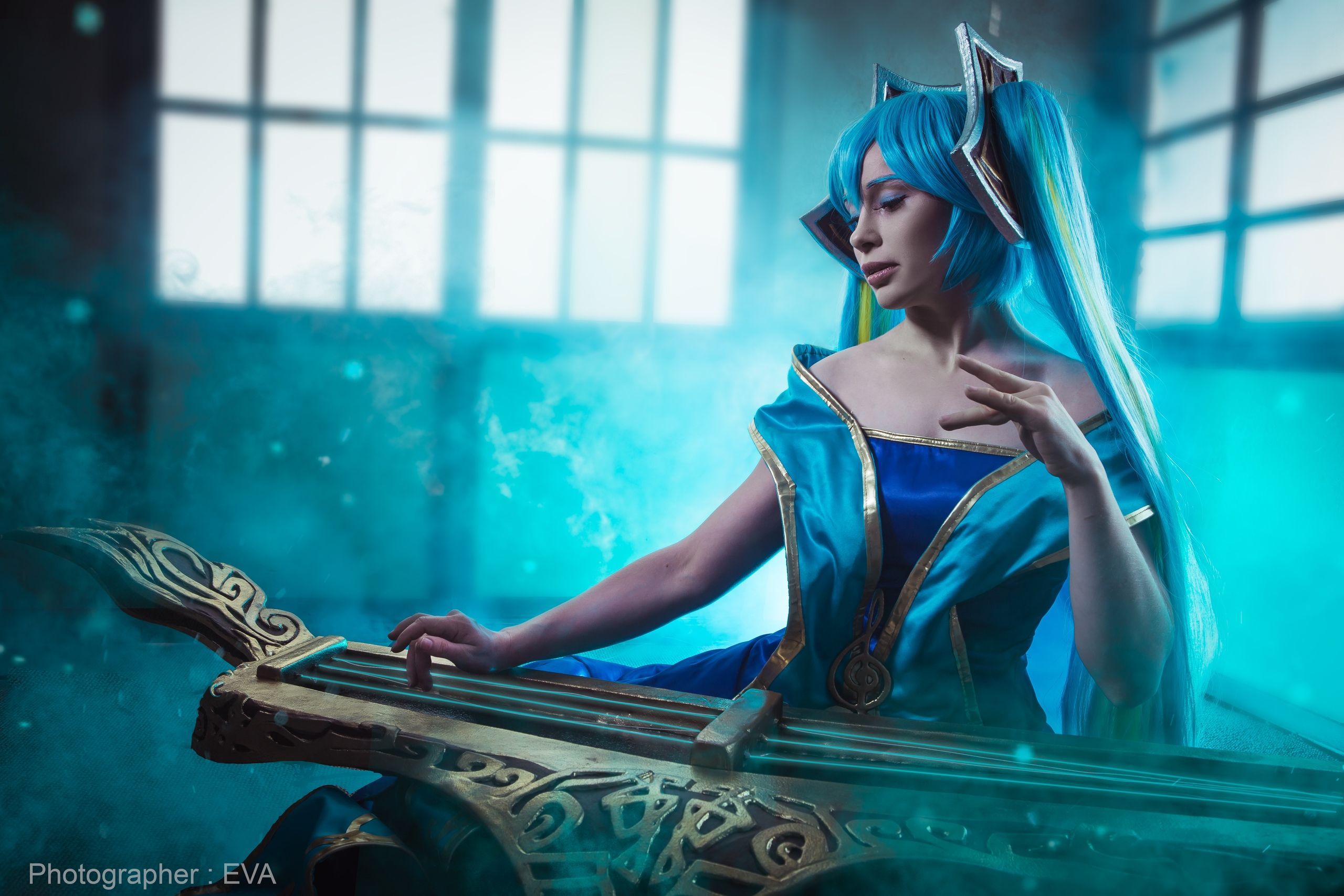 Косплей на Sona из League of Legends. Косплеер: Валерия Арт. Фотограф: Ева Давыдова. Источник: vk.com/eva_cosplay_photo.