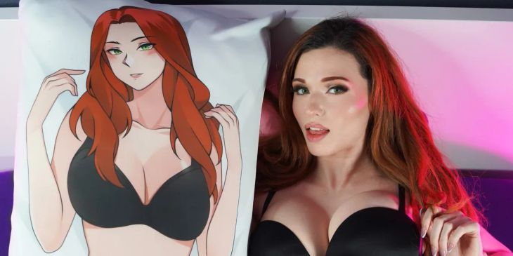 Amouranth выпустила подушку для объятий со своим изображением