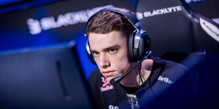 Zont1x подарил фанату медаль за второе место на IEM Katowice 2025