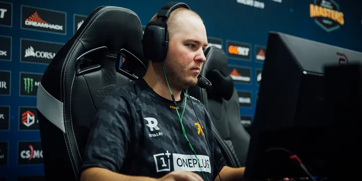 Flusha потроллил PGL за неполадки на стриме: «Хотел бы сказать, как мне повезло быть первым в истории глухим звукорежиссером»