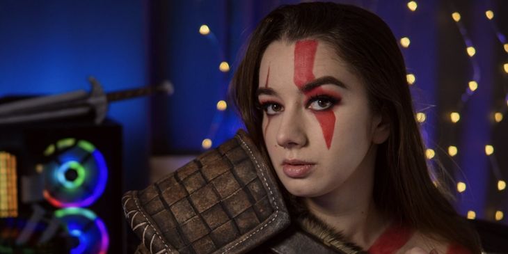 Девушка победила самого сложного босса в God of War, играя на танцевальном коврике — и в образе Кратоса