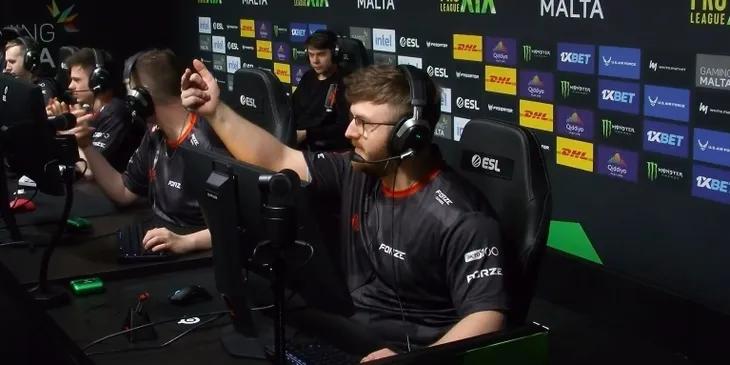 Smooya показал средний палец игрокам Monte во время матча на ESL Pro League Season 19