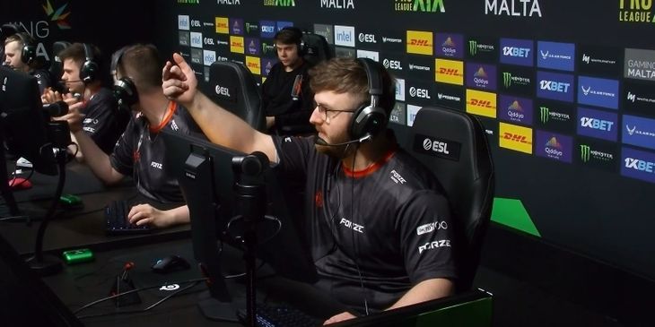 Smooya показал средний палец игрокам Monte во время матча на ESL Pro League Season 19