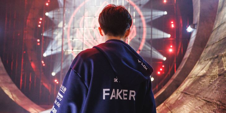 У Faker случился нервный срыв после поражения от Gen.G на LCK Summer 2024 — игрок начал биться головой о стену