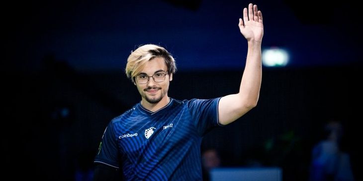 Twistzz: «Удивляет, что Valve сначала ужесточает процесс одобрения стикеров, а потом внезапно игнорирует свои же правила 😂»