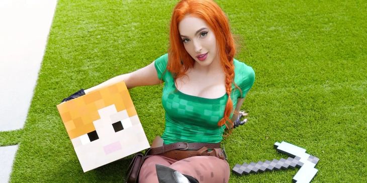 Соблазнительный косплей на Алекс из Minecraft